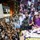 Acercamiento. El presidente-candidato Daniel Noboa, del movimiento ADN, estuvo en Cuenca el viernes pasado y se reunió con jóvenes en una cafetería.