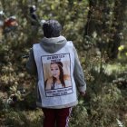 María del Carmen Volante, madre de Pamela Gallardo, desaparecida en 2017, durante una jornada de búsqueda en Ciudad de México.