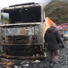 El minero aurífero, Samuel Quispe, observa los escombros tras una explosión a un campamento minero este sábado 5 de abril, en Yani (Bolivia).