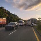 Dos buses de transporte interprovincial se impactaron en el kilómetro 80 de la vía Progreso - Guayaquil, la tarde de este domingo 6 de abril.