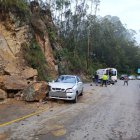 Dos personas resultaron heridas cuando su vehículo fue impactado por grandes rocas.