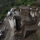 Debido al deslizamiento, un árbol cayó sobre una vivienda.
