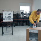 Ciudadano ejerce su derecho al voto.