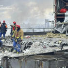 Socorristas ucranianos trabajan en medio de estructuras destruidas tras ataques rusos.