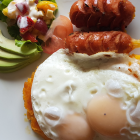 El llapingacho, un clásico de la gastronomía ecuatoriana, se destaca entre los 50 mejores platos de comida callejera del mundo, destacando por su sabor y autenticidad.