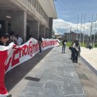 En los exteriores del Teatro Universitario se congregaron decenas de jóvenes este 7 de abril.