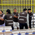 Distribución de papeletas electorales.