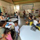 Migrantes adolescentes asisten a clases este lunes, en la ciudad de Tapachula en Chiapas (México).