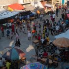 Fotografía de archivo de varios niños y sus familias viviendo en una escuela en Puerto Príncipe (Haití).