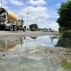 Vía. El carril derecho de la avenida Samborondón, a la altura de la Plaza Batán, está lleno de lodo y de agua empozada. El pavimento de los carriles habilitados presenta baches.