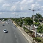 Señalética. En la avenida Samborondón carece de señales longitudinales; los usuarios reclaman por la división de carriles.