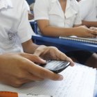 Tecnología. El Ministerio de Educación prevé restringir el uso de celulares en los colegios; solo se permitiría para los estudiantes del bachillerato.
