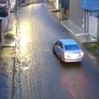 El vehículo fue sorprendido por un torrente de agua, lodo y piedras.