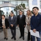 En la imagen, cinco de los seis concejales que firmaron el documento.