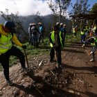 Los jóvenes limpiaron los escombros en Guápulo, tras el deslizamiento.