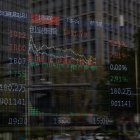 Una pantalla muestra el Índice Chinext en Beijing, China.