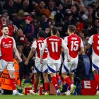 London (United Kingdom), 08/04/2025.- Declan Rice of Arsenal (L) celebrates with his teammates after scoring the 1-0 goal during the UEFA Champions League quarter-final 1st leg match between Arsenal FC and Real Madrid in London, Britain, 08 April 2025. (Liga de Campeones, Reino Unido, Londres) EFE/EPA/TOLGA AKMEN