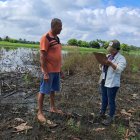 Un técnico del ministerio de Agricultura confirma la afectación de un agricultor, por el clima, para que pueda recibir el bono.
