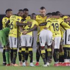 Jugadores de Barcelona se abrazan en un partido de la fase de grupos de la Copa Libertadores ante River Plate en el estadio Más Monumental, en Buenos Aires (Argentina)