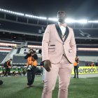 El entrenador de Barcelona Segundo Alejandro Castillo vestido de rosa en el Más Monumental.