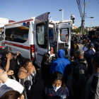 Ciudadanos y familiares se reúnen en torno a una ambulancia a la espera de heridos por el colapso del techo de la discoteca Jet Set en Santo Domingo, República Dominicana.