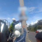 Funcionarios de la AMC retiraron carteles que promocionaban las candidaturas de Daniel Noboa y Luisa González en la Ruta Viva, valle de Quito.