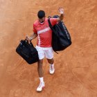 Novak Djokovic se retira visiblemente afectado de la cancha del Principado tras caer por 6-3 y 6-4.
