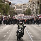 La gente participa en una manifestación sindical durante una huelga general de 24 horas por el alto coste de la vida en Atenas el 9 de abril de 2025. (Foto de Aris MESSINIS / AFP)