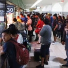 Miles de personas llegan hasta la terminal para viajar a distintas ciudades