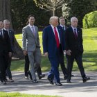 El presidente Donald Trump recibe al empresario Roger Penske y campeones de carreras en la Casa Blanca.