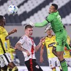 José Contreras portero de Barcelona rechaza un balón en la Copa Libertadores entre River Plate y Barcelona en el estadio Más Monumental.
