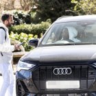 Moisés Caicedo en su auto en Inglaterra.