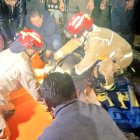 Socorristas de los bomberos rescataron a un hombre de un deslizamiento que destruyó su vivienda en la zona de Soldados, en Cuenca.