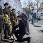 En esta fotografía, tomada y difundida por el Servicio de Prensa Presidencial de Ucrania el 8 de abril de 2025, el presidente ucraniano, Volodymyr Zelensky, y el primer ministro belga, Bart De Wever, asisten a una ceremonia de ofrenda floral en el Muro de la Memoria de los Defensores Caídos de Ucrania en Kiev, durante la invasión rusa de Ucrania.