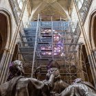 Trabajadores levantan el andamio para la instalación de un nuevo órgano en la Catedral de San Vito en el Castillo de Praga, en Praga, República Checa.