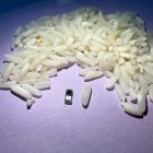 Los marcapasos junto a un montón de arroz a escala.