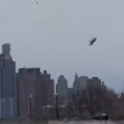 Momentos de la caída del helicóptero al río Hudson, en Nueva York, la tarde de este jueves 10 de abril.