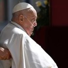 El Papa Francisco, en silla de ruedas, reza ante la tumba de San Pío X durante su visita sorpresa a la Basílica este 10 de abril.