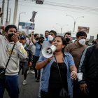 Personas participan en una manifestación de transportistas este jueves, en Lima (Perú).