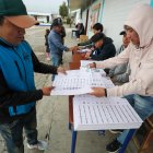 Fotografía de archivo de ecuatorianos mientras ejercen su derecho al voto.