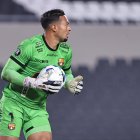 José David Contreras, portero de Barcelona, durante una atrapada de balón en el partido por la fase de grupos de la Copa Libertadores entre River Plate.