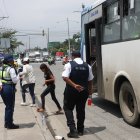 En la vía a Daule, personal de la Comisión de Tránsito del Ecuador y de la Agencia de Tránsito y Movilidad realizaba labores de patrullaje, la mañana de este jueves 10 de abril.