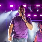 Daniel Noboa durante su cierre de campaña en Guayaquil, rodeado de banderas, simpatizantes y figuras de cartón que se volvieron ícono de su candidatura.