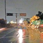 Con maquinaria pesada se retiraba el material pétreo de un tramo de la vía Perimetral, la madrugada de este viernes 11 de abril.