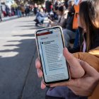 Un solicitante de asilo muestra un mensaje actualizado en la aplicación CBP One.