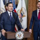 El Secretario de Estado de EE.UU. Marco Rubio (i) en su discurso de enero, después de ser investido.