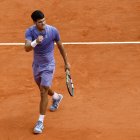 Alcaraz celebra tras vencer a Arthur Fils por 4-6, 7-5 y 6-3