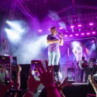 Daniel Noboa da su discurso final antes del silencio electoral, acompañado por una multitud de simpatizantes en su cierre de campaña.