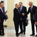 El presidente Vladimir Putin, estrecha la mano del principal negociador económico de Rusia, Kirill Dmitriev, en la reunión con el enviado del presidente Donald Trump, Steve Witkoff, en San Petersburgo.