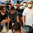 Una mujer discute con empleados de la morgue del Instituto Nacional Forense por demoras en la información de sus familiares luego del derrumbe del techo de la discoteca Jet Set en Santo Domingo el 11 de abril de 2025.